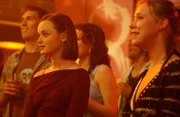 Rory (Alexis Bledel, l.) und Paris (Liza Weil, r.) wollen dem scheinbar endlosen Winter entfliehen und fliegen zum Springbreak nach Florida. Doch schließlich müssen sie sich eingestehen, dass sie für das ganze Feiern einfach nicht gemacht sind ...