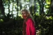 Kellys Oma Janine (Anita Dobson) ist mit Begeisterung zum Zombie geworden. Sie avanciert zur neuen Anführerin der Seniorengruppe im Wald.