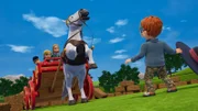 Norman erschreckt das Kutsch-Pferd mit seiner unheimlichen Verkleidung.