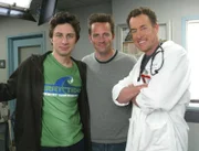 J.D. (Zach Braff, l.) ist stolz darauf, Murray (Matthew Perry, M.) aufgetrieben zu haben und überredet diesen tatsächlich dazu, eine Niere für seinen ungeliebten Vater zu opfern. Dr. Cox (John C. McGinley, r.) findet dies allerdings nicht gut ...