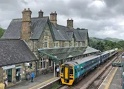 Züge nach Nord und Süd werden in Machynlleth am Bahnhof entkoppelt.
