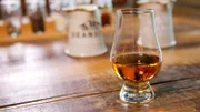 Ein 12 Jahre alter Single Malt Whisky, hergestellt von der „Deanston Distillery“ in Doune, Schottland.