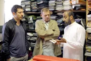 (v.li.): Fahri Yardim (Abteilungsinspektor Altan Uslu), Martin Zauner (Gruppeninspektor Wilmer Eberts), Murali Perumal (Vater von Indira).