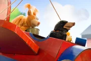 Im Moment der größten Panik im Flugzeug beweist ausgerechnet Grete (Viviane Podlich) starke Nerven, während Ella (Anna Menzel) nur noch übel ist.