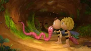 Max zeigt Maja und Willi, wie er schreibt.