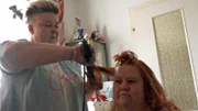 Sandra lässt sich von Freundin Franzi stylen