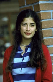 Cynthia (Tania Raymonde) ist eine attraktive Mitschülerin von Malcolm und heckt einen Plan aus.