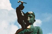 Nach der Bekanntgabe der Wiederwahl von Präsident Nicolás Maduro kommt es im Juli 2024 in Venezuela zu landesweiten Protesten: Die Protestierenden greifen die Statuen von Hugo Chávez an, dem im März 2013 verstorbenen Präsidenten Venezuelas ...