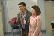 Brad (Brock Ciarlelli, l.) versucht zu retten, was zu retten ist, als Sue (Eden Sher, r.) trotz Gesangsdefiziten mit ihrer Gruppe an einem Wettbewerb teilnehmen will ...