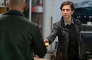 Tess Brouwer (Laura de Boer) gibt Max Grosz (Heino Ferch) einen Hinweis.