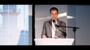 Jens Söring ist seit 2019 frei und lebt in Deutschland. Er hat zahlreiche Bücher geschrieben und tritt immer wieder in deutschen Talkshows, auf Bühnen und bei Lesungen auf.