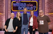 Moderator Kai Pflaume (M.) und seine Rateteam-Kapitäne Bernhard Hoëcker (l.) und Elton (r.) begrüßen in dieser Sendung die Moderatorin und Influencerin Cathy Hummels (2.v.l.) und die Moderatorin und Autorin Laura Karasek (2.v.r.).