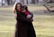 Irene Huss (Angela Kovacs) hat ihre Tochter Katarina  (Felicia Löwerdahl) aus den Fängen des Mörders gerettet.