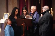 Folge 2: Mission "Beerdigung" - Um den Wert des Silberschatzes zu erhöhen, müssen die Spieler bestimmte Gegenstände von der Trauergemeinde einsammeln. Hinweise gibt das das "Buch der Verräter" -  (v.l.) ChrisTine Urspruch, Mariella Ahrens, Shermine Shahrivar, Florian Fitz, Claude-Oliver Rudolph