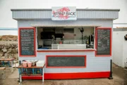 „The Lobster Shack“, ein Imbissstand, der für seinen gegrillten Hummer berühmt ist, befindet sich im Hafen von North Berwick, Schottland.