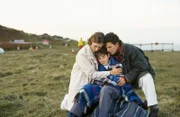 Kate (Carin C. Tietze) nimmt ihren Sohn William (Raphael Ghobadloo) Überglücklich in die Arme. Rechtzeitig vor der Sprengung konnte Geoffrey (Martin Halm) ihn retten.