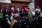 Folge 2: Mission "Beerdigung" - Um den Wert des Silberschatzes zu erhöhen, müssen die Spieler bestimmte Gegenstände von der Trauergemeinde einsammeln. Hinweise gibt das das "Buch der Verräter" - (v.l.) Irina Schlauch, Shermine Shahrivar, ChrisTine Urspruch, Florian Fitz, Claude-Oliver Rudolph, Mariella Ahrens, Vincent Gross, Jalil, Sabrina Setlur, Anna-Carina Woitschack, Friedrich Liechtenstein, Ulrike von der Groeben, Pascal Hens.