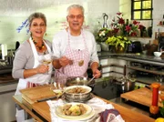 WDR Fernsehen SERVICEZEIT: KOCHEN MIT MARTINA UND MORITZ, "Schwäbische Küche: jede Sünde wert", am Samstag um 17:20 Uhr. Martina Meuth und Bernd Neuner-Duttenhofer geben Einblicke in die schwäbische Regionalküche, eine Resteküche, wie sie besser nicht sein kann.