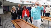 Die "Grand Lady" auf See. Jakolo in der Kopernikusbar mit Reiseleiter Bernd Wallisch und Stargast Laura Wilde mit ihrer Mutter Erika Liepold-Milde und Stephan Müller.