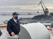 Gdynia in Polen. Kapitän Morten Hansen auf der Brücke: Einlaufen im Hafen, kein schönes Panorama, aber das Manöver funktioniert wie geplant.