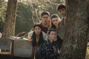 Caroline (Jacqueline Joe, l.), Caleb (Joshua Tan, 2.v.l.), Issie (Macey Chipping, M.), Natasha (Antonia Robinson, 2.v.r.) und Dan (Max Crean, r.) haben im Wald eine interessante Entdeckung gemacht, die sie auf die Spur der verschwundenen Wildpferdeherde führt.
