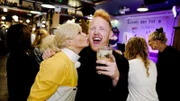 Gute Stimmung im Pub zusammen mit Sänger Gavin James. Das Bier schmeckt auch in Dublin.