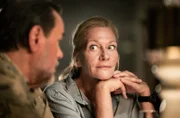 Kruppka (Karen Böhne, r.) und Jäger (Markus John, l.) unterhalten sich über den Fall, Jäger wird ab jetzt für Kruppka übernehmen.