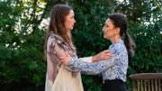 Jenny (Kaja Schmidt-Tychsen, l.) erhält einen heftigen Schlag von Simone (Tatjana Clasing), der sie hart trifft.