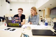 „Hackathon“: Korrespondentin Diana Weidlinger mit dem 18-jährigen Schüler Trevor Kaarde. Er bastelt mithilfe digitaler Tools und Künstlicher Intelligenz an seiner eigenen Firma.