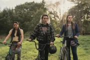 Caroline (Jacqueline Joe, l.), Issie (Macey Chipping, M.) und Natasha (Antonia Robinson, r.) gehen der Standortortung nach, die Natasha auf dem Handy ihres Vaters entdeckt hat, um herauszufinden, wer sich hinter der Abkürzung A. verbirgt.
