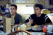 Malcolm (Frankie Muniz, li.) und Reese (Justin Berfield) spitzen beim Frühstück alle Ohren, schließlich könnte es in der Unterhaltung ihrer Eltern um sie gehen.