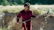 Im Traum: Samuel Zweifler (Aaron Altaras) schaufelt sein eigenes Grab; hr-fernsehen DIE ZWEIFLERS (5), Fernsehserie, Deutschland 2024, am Samstag (19.10.24) um 20:15 Uhr.