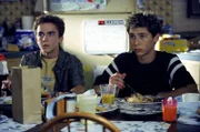 Malcolm (Frankie Muniz, l.) und Reese (Justin Berfield, r.) spitzen beim Frühstück alle Ohren, schließlich könnte es in der Unterhaltung ihrer Eltern um sie gehen.