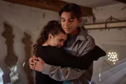 Io (Clara Jaschob, li.) und Leon (Dean-Ryan Kuhlig, re.) scheinen auf Wolke 7 zu schweben.
