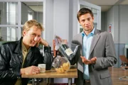 Eine am Tatort gefundene Champagnerflasche gibt Hansen (Igor Jeftic, r.) und Mohr (Max Müller, l.) Rätsel auf. Hat das Opfer zuvor noch mit seinem Täter angestoßen?