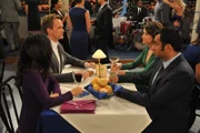 Barney (Neil Patrick Harris, 2.v.l.) und Robin (Cobie Smulders, 2.v.r.) befinden sich in einer unbequemen Situation, weil sie vor Nora (Nazanin Boniadi, l.) und Kevin (Kal Penn, r.) etwas geheim halten ...