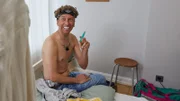 Dieser Körper wurde nicht allein durchs Training geformt: Jey Jey (Torge Oelrich) spritzt sich Steroide.