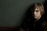 (1. Staffel) - Das verkorkste Elternhaus, in dem Tate (Evan Peters) aufgewachsen ist, hat seine Spuren hinterlassen: Der Teenager ist stark depressiv und hat seine Aggressionen nicht im Griff ...