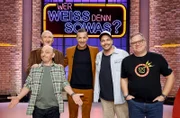 Moderator Kai Pflaume (M.) und seine Rateteam-Kapitäne Bernhard Hoëcker (v.l.) und Elton (r.) begrüßen in dieser Sendung den Komiker und Musiker Mike Krüger (h.l.) und den Schauspieler und Comedian Jan van Weyde (2.v.r.).