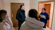 Nader und Karima kommen mit Menschen ins Gespräch, die in der Gemeinschaftsunterkunft wohnen. Einer von ihnen ist Ismail Shaba, ihm steht eine Abschiebung bevor.
