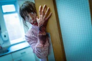 Auch Jane (Rebecca Humphries) ist infiziert, nachdem sie im Wald von einem Zombie angegriffen wurde.