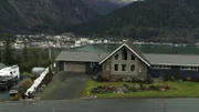 Wer die Hauptstadt Alaskas besuchen möchte, kann den Autoschlüssel getrost zu Hause lassen. Juneau ist nicht ans Straßennetz angebunden. Trotzdem herrscht dort reger Verkehr. Um den Touristenschwärmen der Kreuzfahrtschiffe zu entgehen, wollen John und Elise Blasco der Innenstadt den Rücken kehren und in eine ruhigere Gegend umziehen. Das Paar besichtigt in dieser Folge ein von großen Bäumen abgeschirmtes Haus mit Infrarotsauna und riesiger Terrasse in der Nähe des Tongass National Forest.