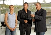 Thomas (Harald Krassnitzer, rechts) und Claudia (Susanne Michel) besichtigen das hochmoderne Weingut von Markus Haferberg (Christoph Zadra).