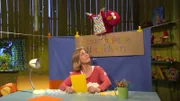 Elmo (oben) lässt es über Julia (unten) schneien.
