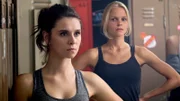 Annika Lobinger (Natalia Rudziewicz, l) und Saskia Unger (Sinja Dieks, r) erfahren, wer von beiden nach dem Tod ihrer strengen Tanztrainerin künftig das Training leiten soll.