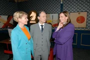 Yvonne (Gisa Zach, l.) ist froh, dass Gerner (Wolfgang Bahro) in der Bank Unterstützung von Katrin (Ulrike Frank) bekommt.