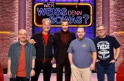 Moderator Kai Pflaume (M.) und seine Rateteam-Kapitäne Bernhard Hoëcker (l.) und Elton (r.) begrüßen in dieser Sendung den Komiker und Schauspieler Tom Gerhardt (2.v.l.) und den Schauspieler und Komiker Axel Stein (2.v.r.).