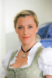 Nicole Ernst (Regina Baumgartner).