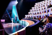 Moderator Claudio Zuccolini blickt in die Publikumsrunde
