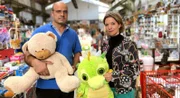 Anna Planken (r) mit Rame Rama (47), der seit fünf Jahren ehrenamtlich bei den Ruhrtal-Engeln im Sozialkaufhaus in Witten arbeitet.